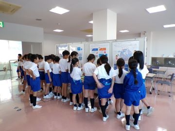 課外授業で訪れた小学生