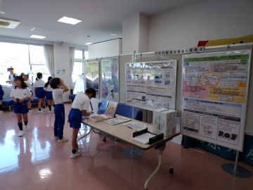 課外授業で訪れた小学生