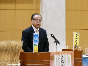 祝辞を述べる古賀次長