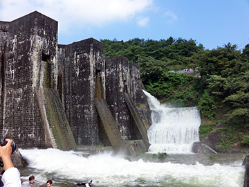 放水口からあふれる水