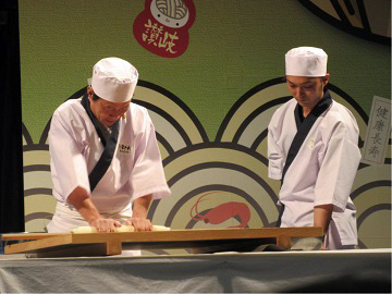 大臣賞受賞者によるうどん打ちの実演