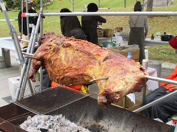 イノシシの丸焼き