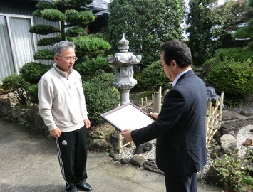 受賞された尾池さん（左）