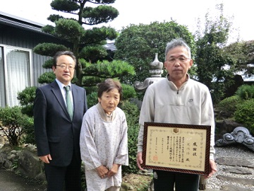 左から、加藤地方参事官、尾池さん親子