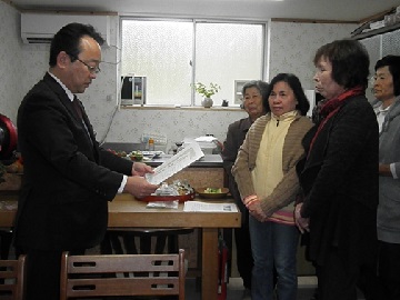 カフェで選定証を授与