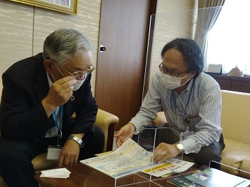 三木町長にみどりの食料システム戦略を説明する小野寺地方参事官（右）