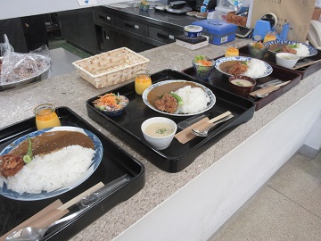 カウンターに並んだキーマカレー