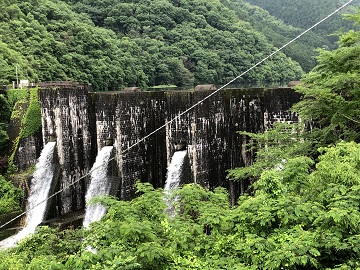 放水口からあふれ出る水