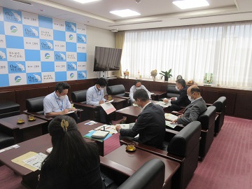 三豊市役所での意見交換の様子