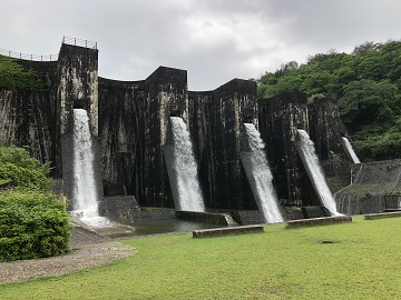 石積み5連アーチの豊稔池