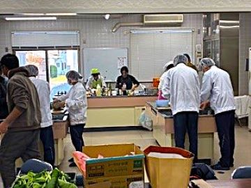 伝承料理の調理の様子