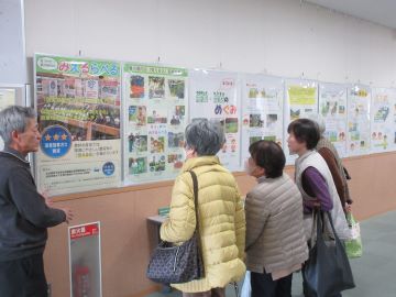 パネル内容を説明する県拠点職員