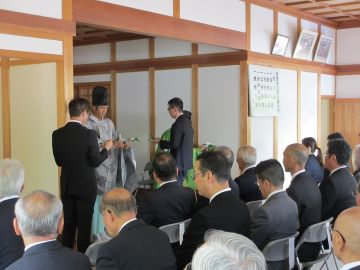 玉串を奉納する仙台局長