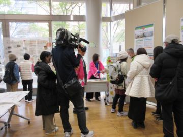 ベジチェックの行列をTV局が取材中