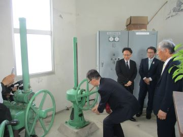 取水ハンドルを回す仙台局長