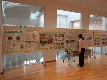 来館者が閲覧する様子