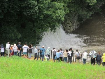 流れ出る水を楽しむ見物客
