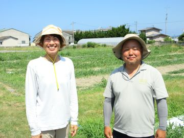 引田ご夫妻とスイカ畑
