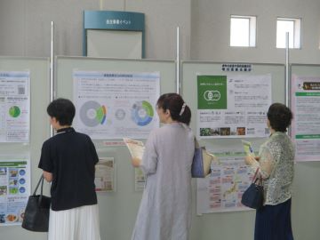 来館者がポスターを閲覧する様子
