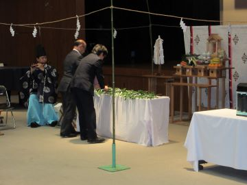 玉串の奉奠(画像左:小俣地方参事官)