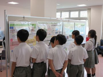環境負担軽減の推進等を確認する小学生