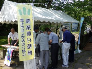 来場者への施策PRの様子