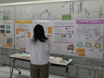 来館者が閲覧する様子