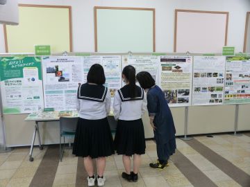 来館者が閲覧する様子