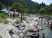 汗見川に大勢の人が集まる川遊びイベント