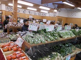 売り場風景（旬の野菜を地元言葉で日替わりお知らせ）