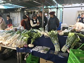 売り場風景（伝統野菜マルシェでは農家が自ら販売）