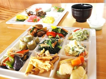農家レストランのバイキング料理盛付け例