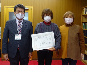 下元会長（中央）、清水副会長（右）と岩下地方参事官（左）