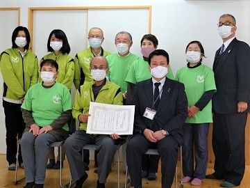 汗見川活性化推進委員会の皆さん、本山町長（後列右）と岩下地方参事官（前列右）