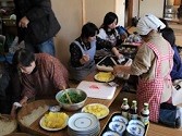収穫体験後の調理交流風景