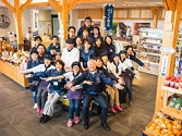 日本で唯一鮎市場のある道の駅店内での集合写真
