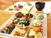 農家レストランのバイキング料理盛付け
