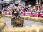 スペインのボックスカートレースで激走する山岸社長