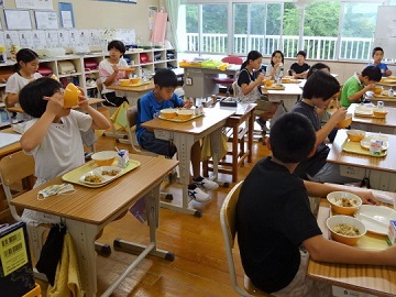 学校給食を食べる子供達