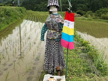 恵みの雨を祈願する案山子