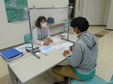 申請内容を確認する担当者