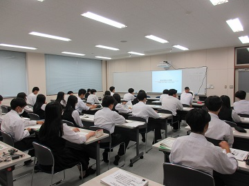 真剣に講義を受ける学生の様子