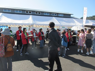 祭り恒例のどぶろくの振舞い
