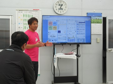 現地視察の様子(Aitosa(株)の農場長)