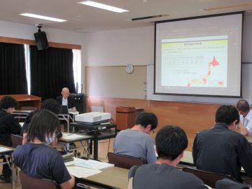 説明をする職員