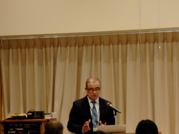 講演する青木推進官
