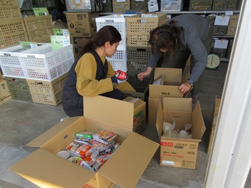 食料を提供する様子