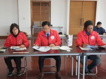 代表の仙頭さん(左)と楽会の皆さん