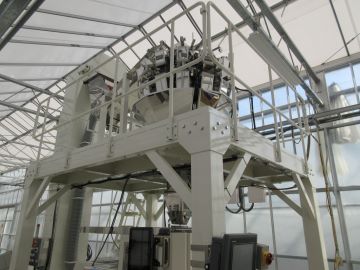 複数のピーマンを指定した重さに自動で組み合わせて包装する機械