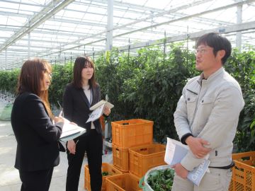 施設の説明をしている学所さん(右)